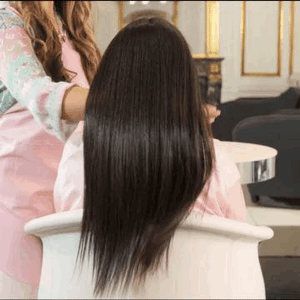 Étudiant en train d’appliquer un soin de lissage brésilien lors de la formation Myriam•K Paris®, étape pratique encadrée par des experts