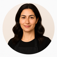 Portrait d’une coiffeuse professionnelle suivant la formation lissage brésilien Myriam•K Paris® en présentiel pour perfectionner sa technique