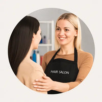 Coiffeuse en relation client avec une cliente satisfaite, illustrant les bonnes pratiques pour fidéliser en salon après un lissage brésilien